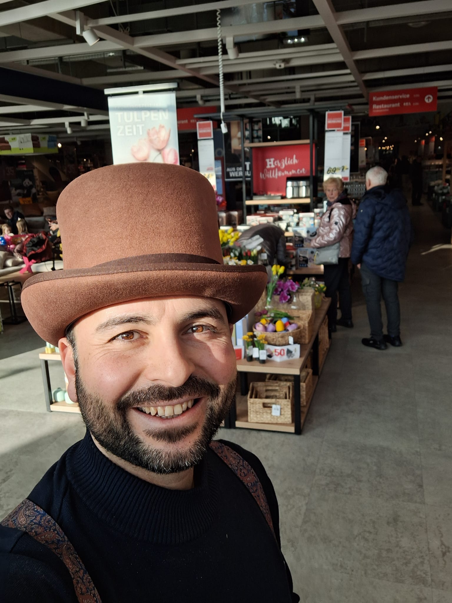 Mr.Magic Kinderzauberer mit Luftballon-Kunststück auf einem Kindergeburtstag in Essen