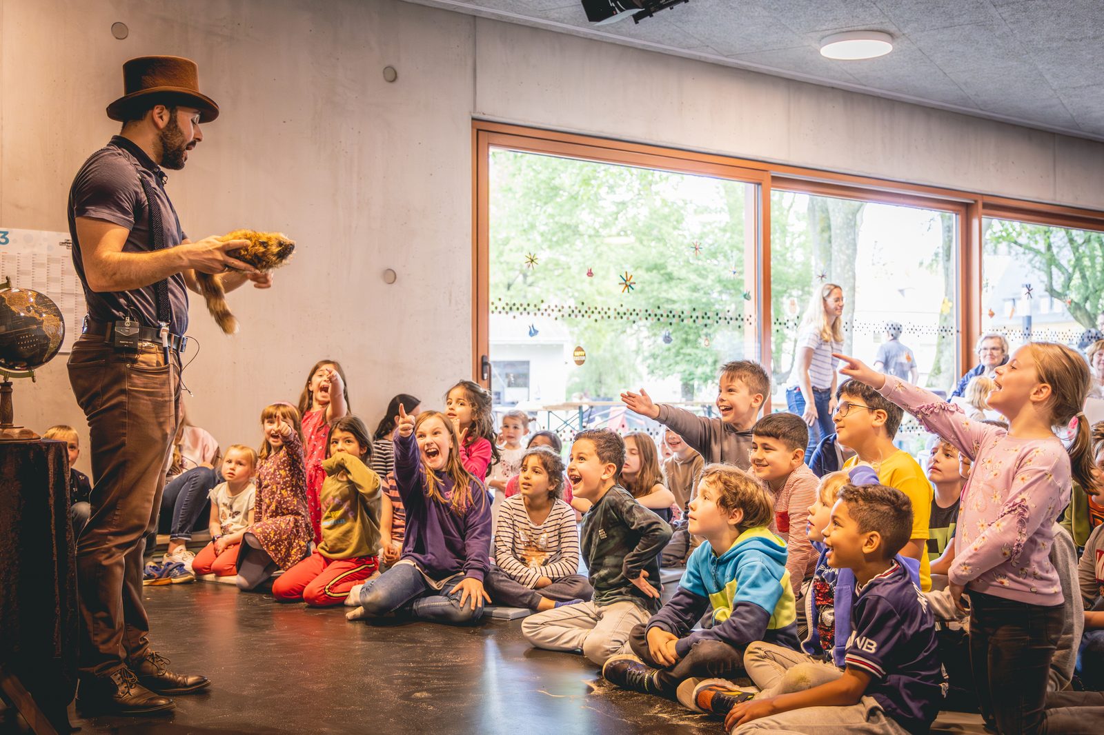 Mr.Magic Kinderzauberer auf großer Bühne bei einer öffentlichen Veranstaltung